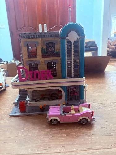 MEOW Downtown Diner 10260 with car