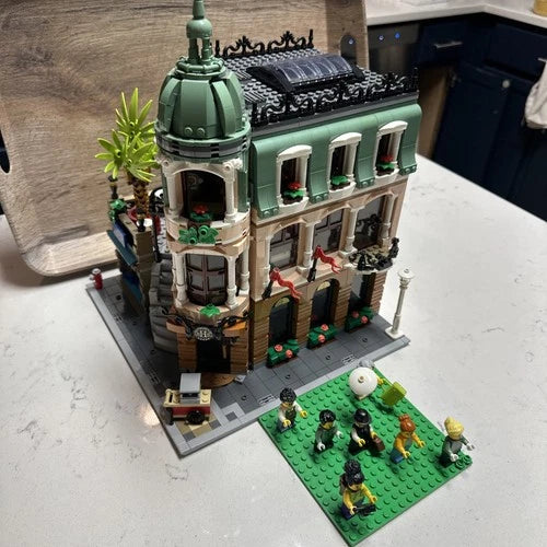 MEOW Icons: Boutique Hotel (10297) - 99% complete w/ all minifigs