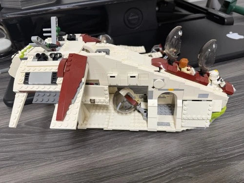 LEGO Star Wars: Republic Gunship (75021) (missing a couple pieces) see pictures