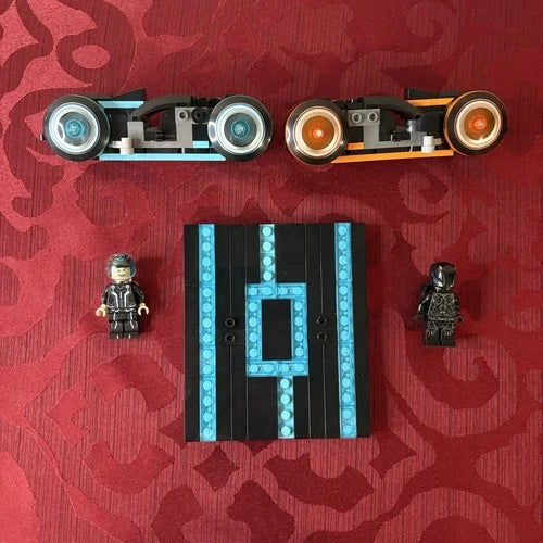 Near-Complete LEGO Ideas: TRON: Legacy (21314) W/ Light Cycles Rinzler Sam Flynn