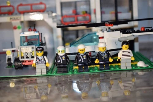 Lego 6398 Central Precinct HQ Set COMPLETE with Minifigures 1993 System Town