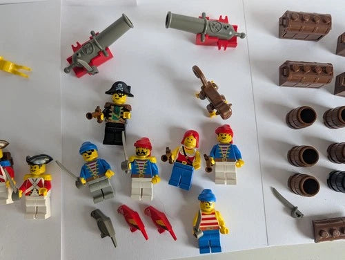 LEGO Pirates Lot 12 Minifigures Bluecoat Redcoat Brickbeard Cannons Chests
