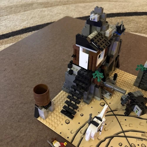Lego 6761 - Bandit's Secret Hide-Out With Minifigures