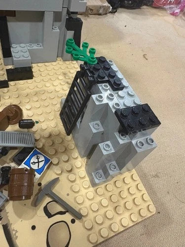 Lego 6761 - Bandit's Secret Hide-Out - Incomplete Some minifigures