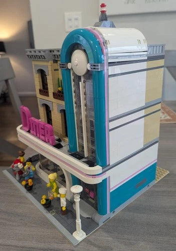 LEGO Downtown Diner 10260 Missing Car And 1 Minifigure.