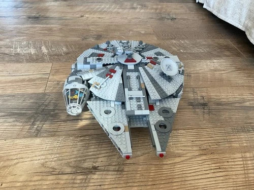 MEOW Star Wars: Millennium Falcon (75257)