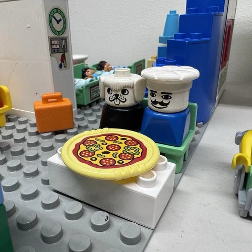 Vintage 1995 LEGO Dacta Medical Center Building Home Set 9180 Educational Duplo