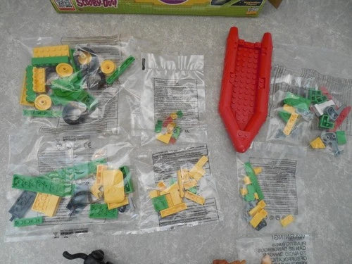 CHARACTER BUILDING, SCOOBY-DOO! JUNGLE 4X4 AND SPEEDBOAT PLAYSET, OPEN BOX!