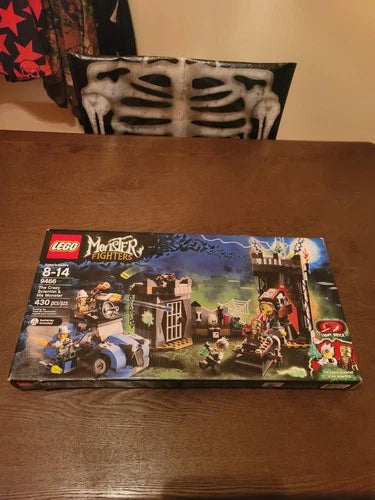 Brand New MEOW Monster Fighters Crazy Scientist and His Monster MEOW set! 430pcs