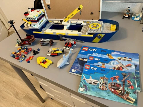 LEGO CITY Ocean Exploration Ship 60266 98% Complete Set