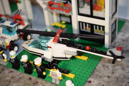 Lego 6398 Central Precinct HQ Set COMPLETE with Minifigures 1993 System Town