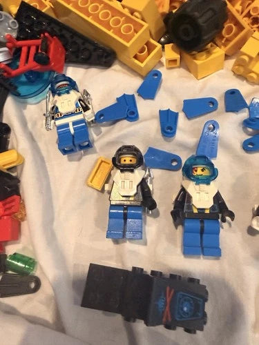 Vintage MEOW Space Lot 4.5 Lbs Aquazone Aquanauts Exploriens 20 Minifigures