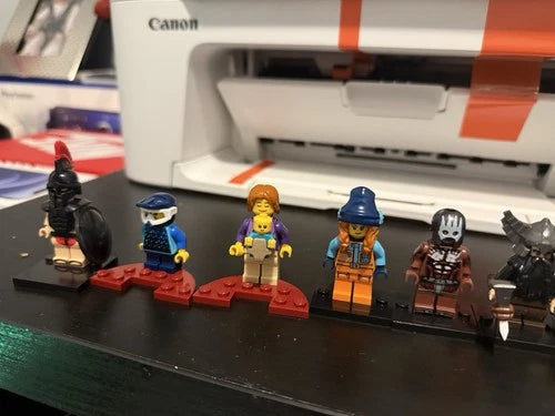 LEGO Minifigures Mixed Lot w/ Accessories & White Wolf Animal Figures