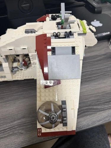 LEGO Star Wars: Republic Gunship (75021) (missing a couple pieces) see pictures