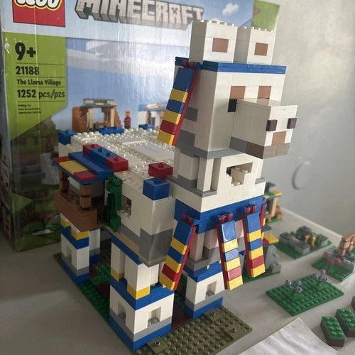 LEGO Minecraft The Llama Village (21188) set 100% complete Great condition.
