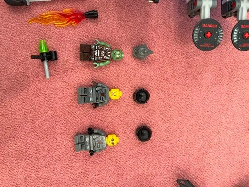 LEGO Space Police III 5974 Galactic Enforcer Spaceship,all figures,Pls Read Desc