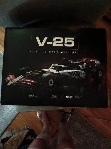 Nifeliz V25 F1 Racing Car 1:8 Scale Building Block Model Kit 2634pcs NF10329