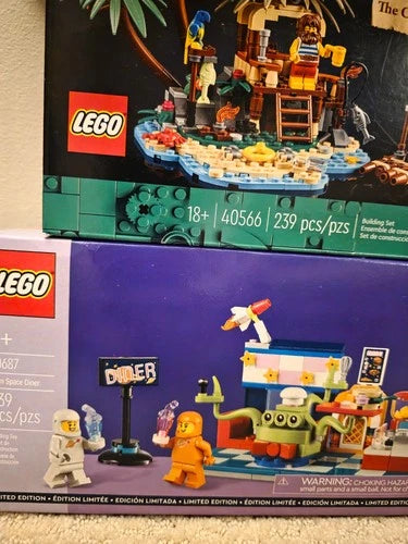 MEOW Ray the Castaway 40566 + Cosmic Cardboard 40533 + Alien Space Diner 40687