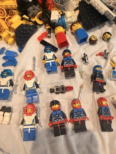 Vintage MEOW Space Lot 4.5 Lbs Aquazone Aquanauts Exploriens 20 Minifigures