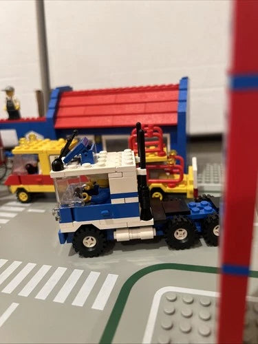 LEGO LEGOLAND Big Rig Truck Stop 6393 6681 Utility Repair Good shape Vintage Set