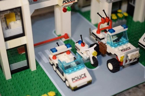 Lego 6398 Central Precinct HQ Set COMPLETE with Minifigures 1993 System Town